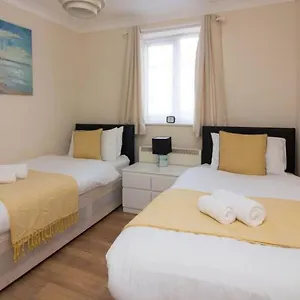 Apartment Stayzo Penthouse 1- Premier, Southampton